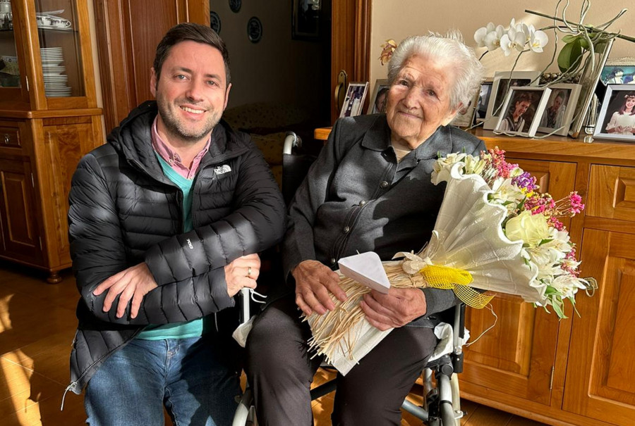 Un reconocimiento para la vecina más longeva de Cambados, Encarnación Chantada, de 104 años