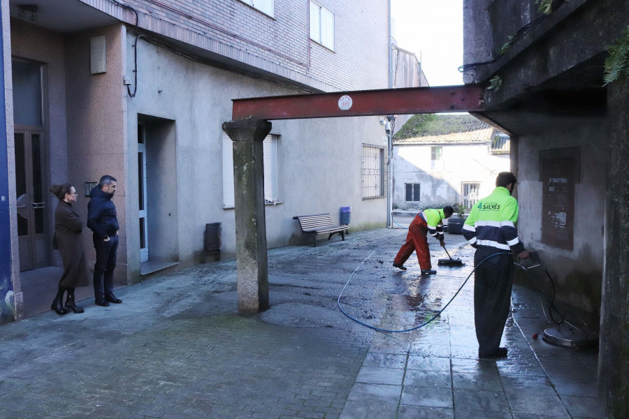 Pontecesures pone en marcha el plan de limpieza y saneamiento de las calles del casco urbano