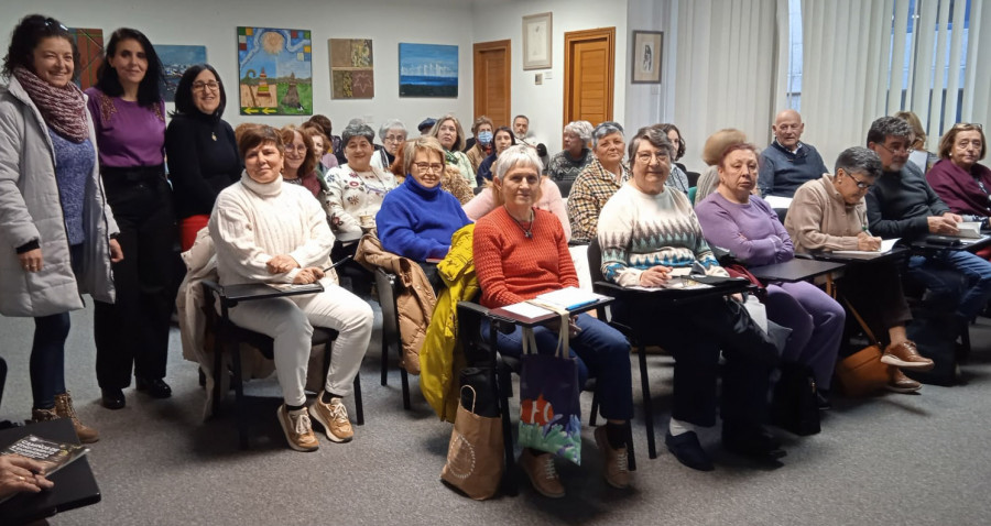 Medio centenar de vecinos asisten al ciclo "Camiños de coñecemento e experiencia" de la USC en Ribeira