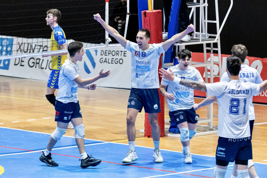 El Boiro Voleibol deshoja la margarita de la permanencia en la cancha del Vóley Palma