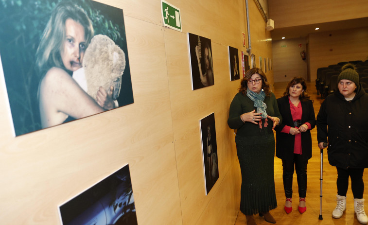 Cambados inaugura una exposición fotográfica con víctimas reales de violencia de género para concienciar