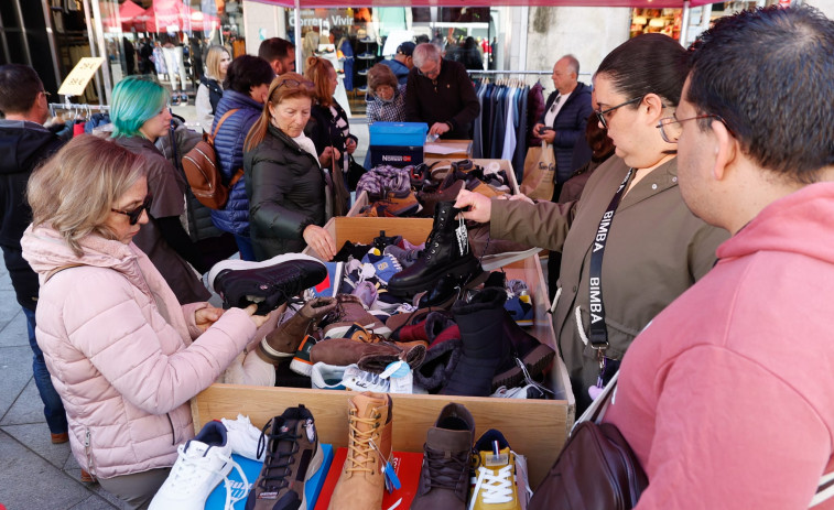 Éxito de Zona Aberta Vilagarcía en su mercado de ofertas en plena calle