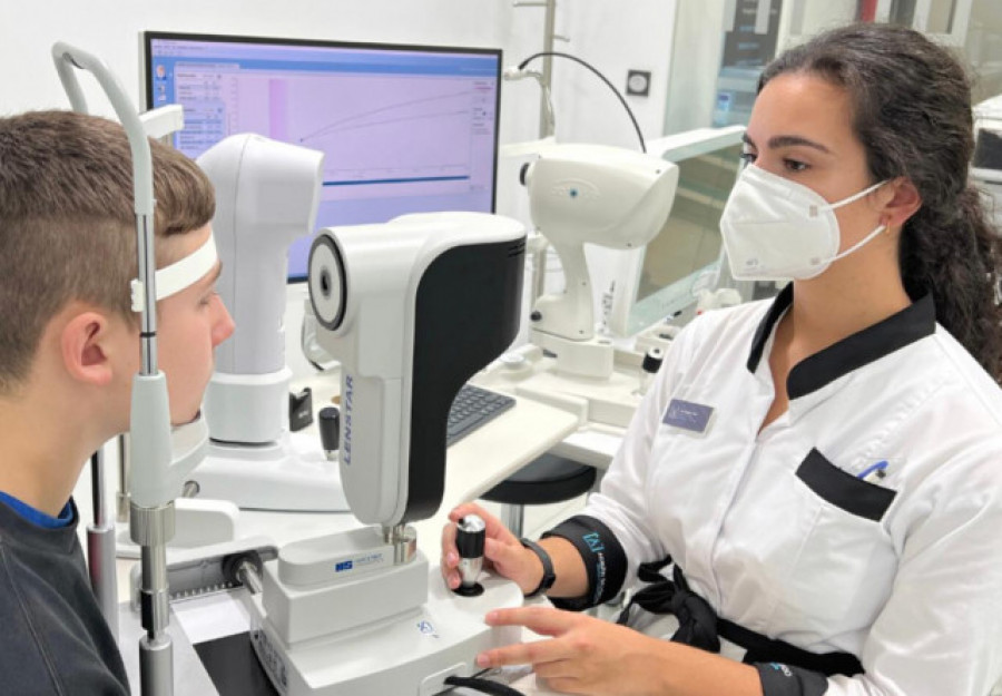 Una óptica de A Coruña aplica una técnica pionera para tratar la miopía en niños