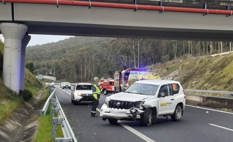 Registrada una colisión entre dos vehículos en la AG-11, en A Pobra, después de que uno de ellos se salió de la vía