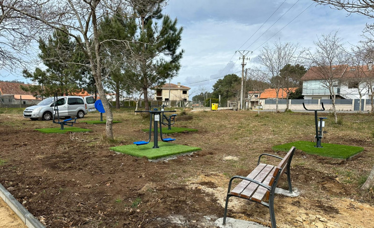 El Concello de Sanxenxo amplía el área lúdica de A Cachada, en Nantes, con nuevo mobiliario y un parque biosaludable