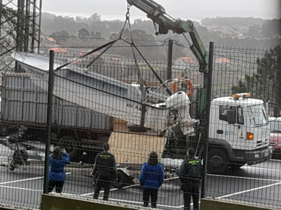 Paralizan una lancha con 6 tripulantes, que extraían mejilla en zona prohibida de Corrubedo y sólo uno tenía permiso