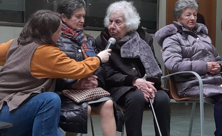 Mujeres de Cimadevila que trabajaron en el sector textil protagonizaron el 8M en Boiro