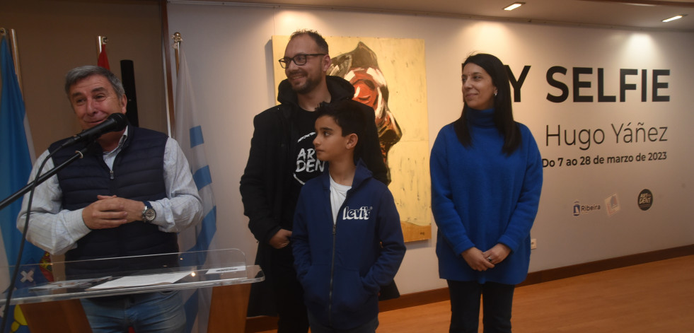 La exposición “My selfie” del niño Hugo Yáñez da visibilidad en Ribeira a la enfermedad de Dent