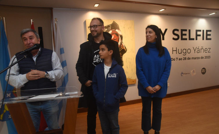 La exposición “My selfie” del niño Hugo Yáñez da visibilidad en Ribeira a la enfermedad de Dent