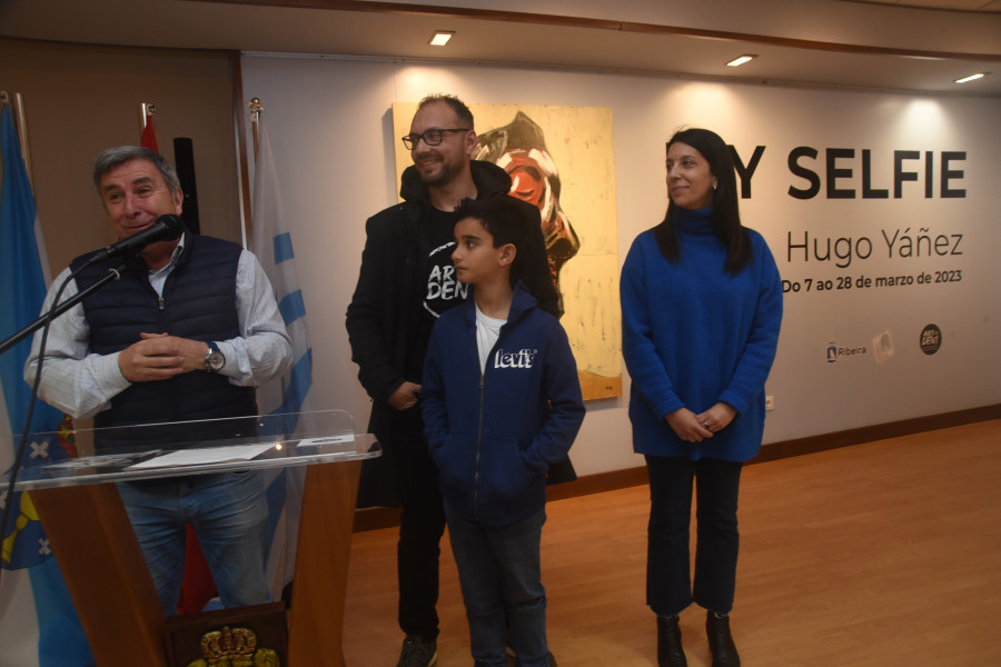 La exposición “My selfie” del niño Hugo Yáñez da visibilidad en Ribeira a la enfermedad de Dent