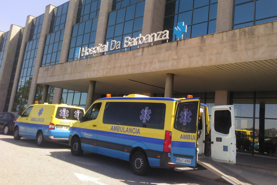 Herida una mujer en un accidente de tráfico entre dos coches en la Avenida da Coruña de Ribeira