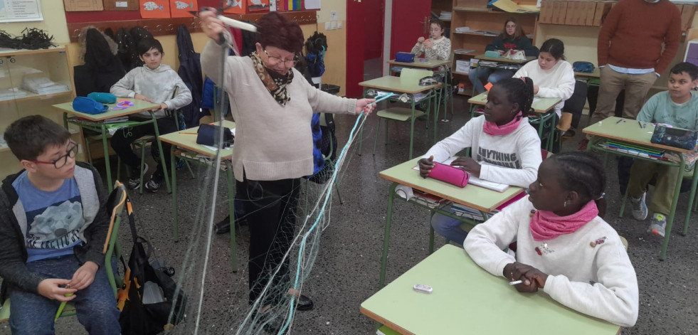 Tres mujeres pioneras en trabajos en el sector del mar ilustraron sobre ellos a alumnos del colegio O Grupo de Ribeira