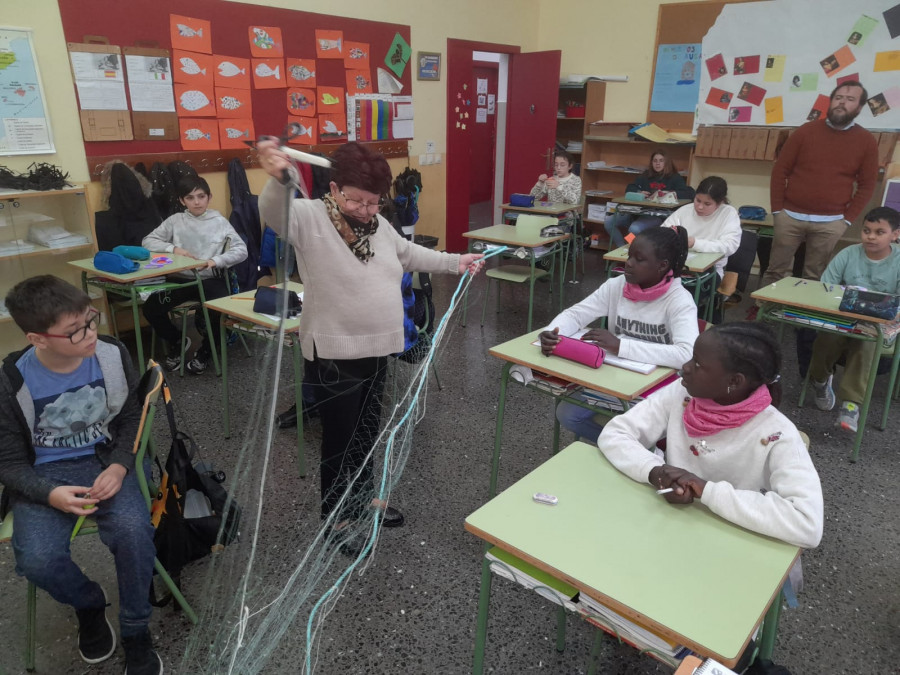 Tres mujeres pioneras en trabajos en el sector del mar ilustraron sobre ellos a alumnos del colegio O Grupo de Ribeira