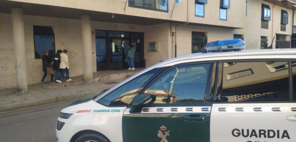 Detenidos un padre y un hijo e investigadas cuatro personas más por tráfico de drogas en Boiro