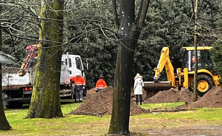 Fajardo pregunta por qué trabajadores municipales adecentan el jardín de un establecimiento privado