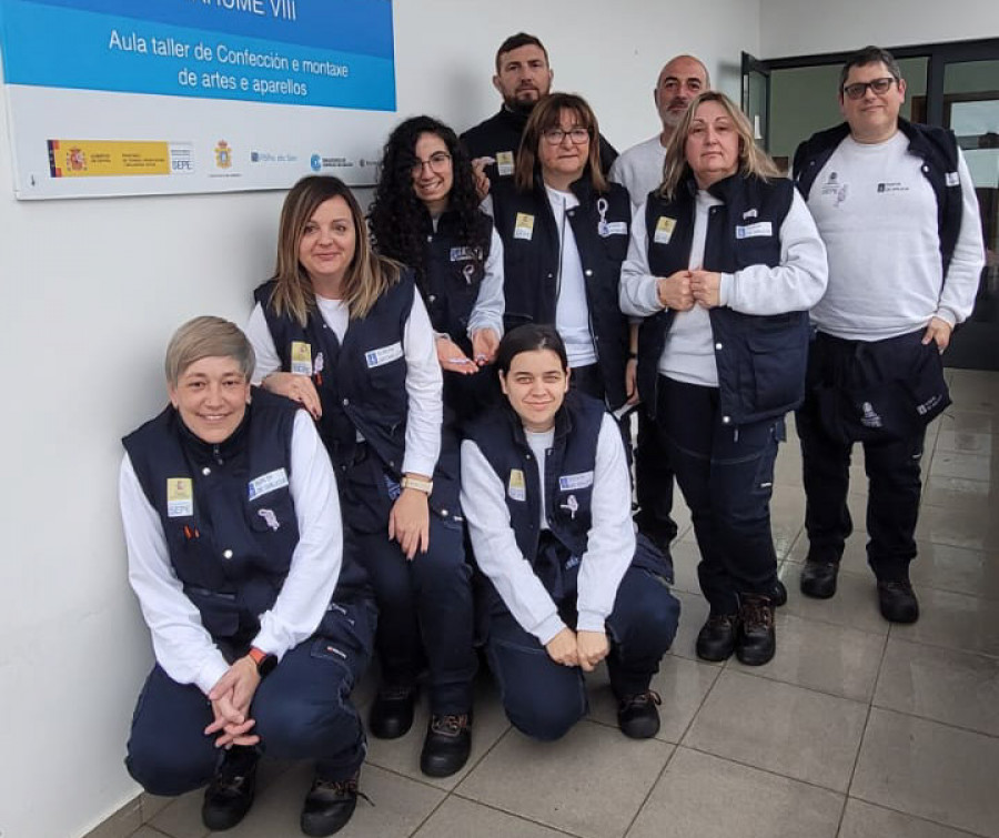 Alumnos del taller de empleo Tahume VIII elaboran redes de porterías para campos municipales de Ribeira y Porto do Son