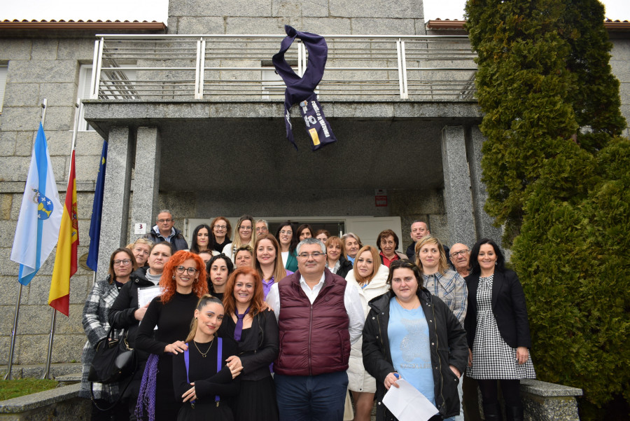 Ribadumia homenajea a la primera alcaldesa y a otras cinco mujeres en su gala por el Día de la Mujer