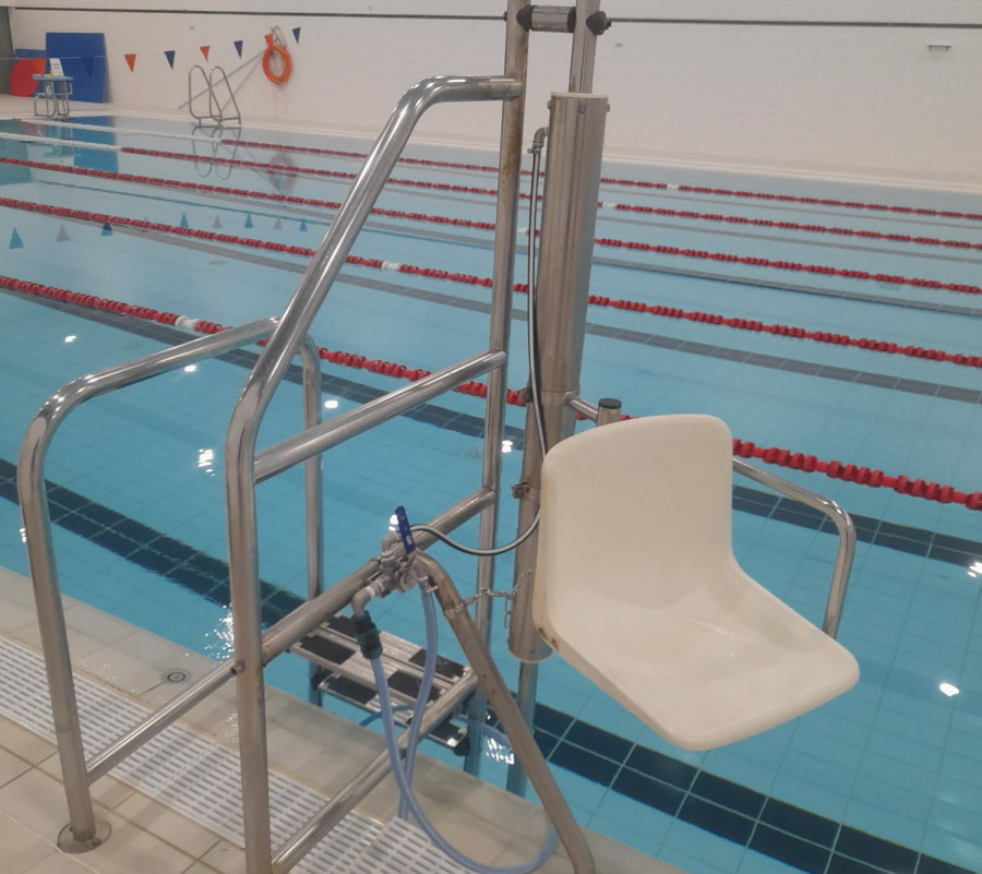 El Ejecutivo de Boiro sostiene que el sistema de acceso a la piscina municipal “funciona perfectamente”