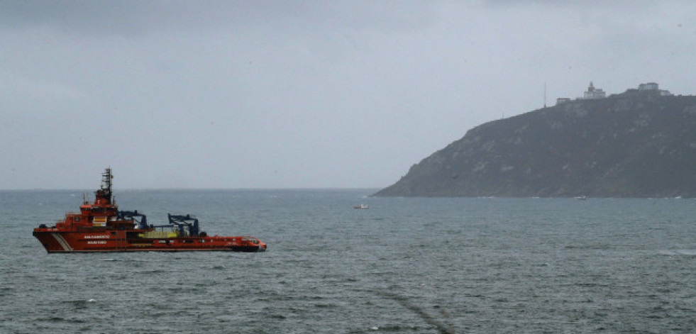 El petrolero que navegaba frente a la costa gallega por una avería será remolcado al puerto de Vigo