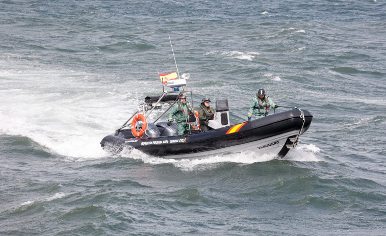 El estado del mar complica la investigación del narcosubmarino hallado en Vilaxoán