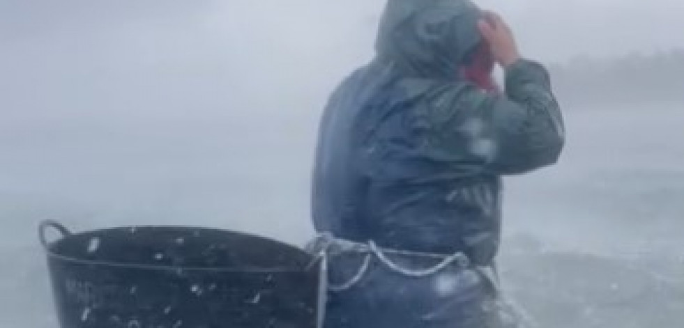 Vídeo | Mariscadora 2.0 muestra desde O Grove la dureza de trabajar en el mar