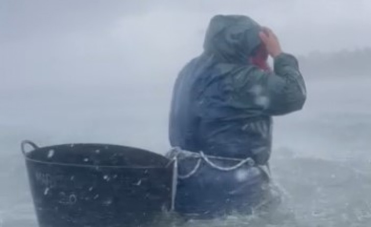 Vídeo | Mariscadora 2.0 muestra desde O Grove la dureza de trabajar en el mar