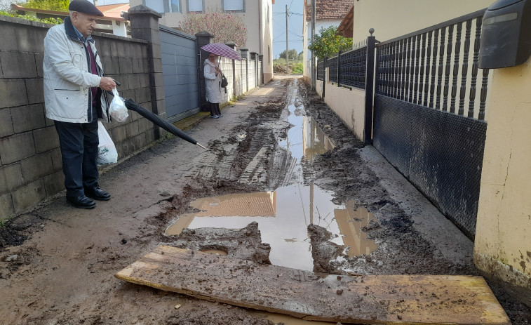 Vecinos de Rúa Sidreiras, en Ribeira, denuncian el mal estado en que les dejaron la calle tras ejecutarse una obra