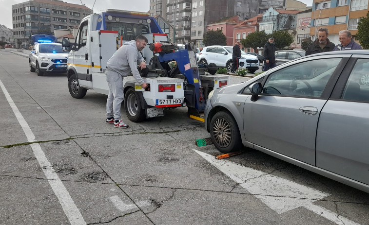 Interceptan en un vial interior de la zona portuaria de Ribeira un coche cuyo conductor dio positivo en cocaína