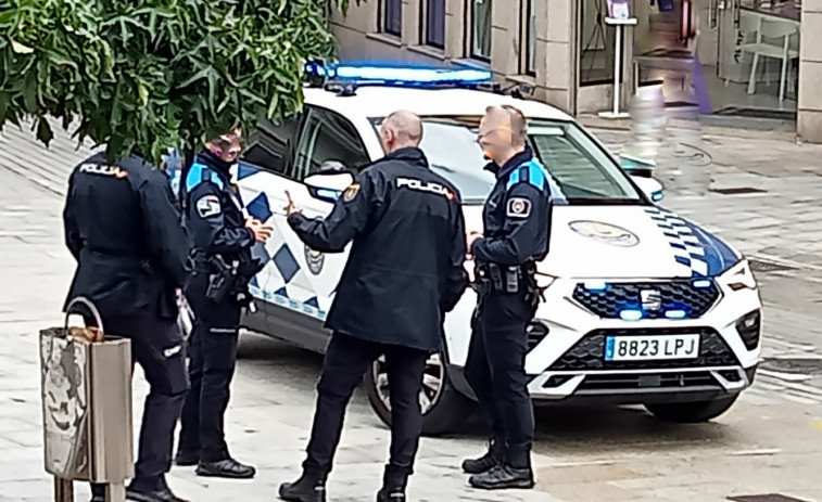 Un encapuchado roba el bolso por el método del tirón a una mujer en pleno centro de Ribeira