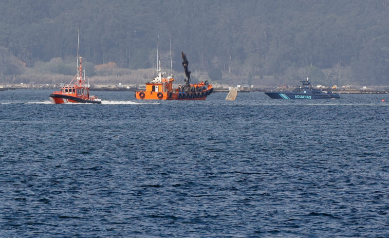 Retoman las labores para reflotar el narcosubmarino de Vilaxoán