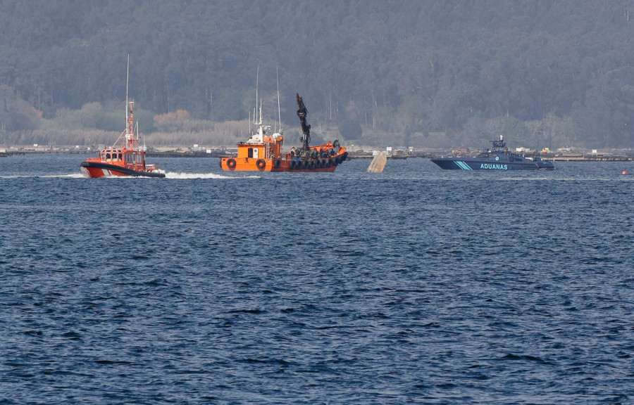 Retoman las labores para reflotar el narcosubmarino de Vilaxoán