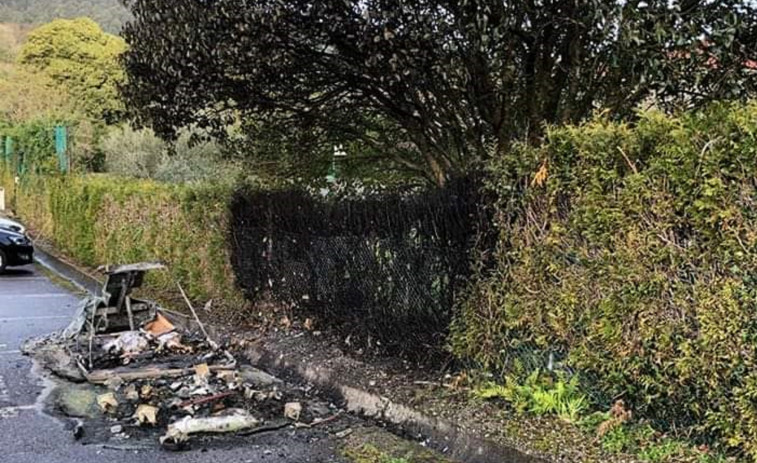 Vandalismo en Vilar: Incendian contenedores, el seto del colegio y destrozan mobiliario urbano