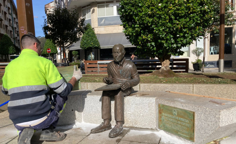 Instalan tres placas en la escultura del artista aguiñense Manuel Ayaso en la Praza do Concello de Ribeira