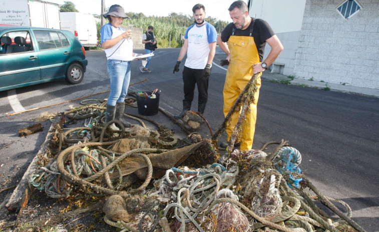 Pescadores cambadeses retiran más de seis toneladas de residuos de la Ría en dos meses