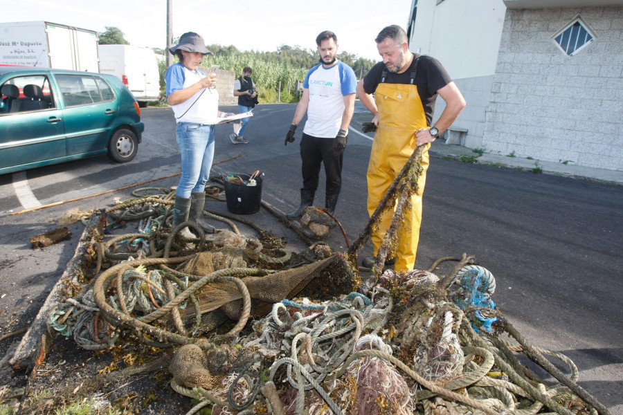 Pescadores cambadeses retiran más de seis toneladas de residuos de la Ría en dos meses