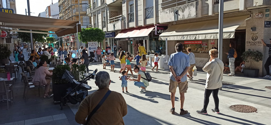 Emgrobes adelanta la celebración del Dia do Pai con una fiesta para amenizar las compras en el comercio local