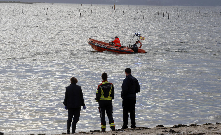 Detectan una enorme mancha de gasóil en las inmediaciones de la playa de A Compostela