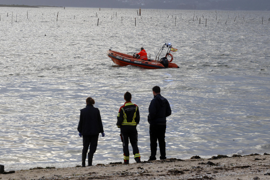 Detectan una enorme mancha de gasóil en las inmediaciones de la playa de A Compostela