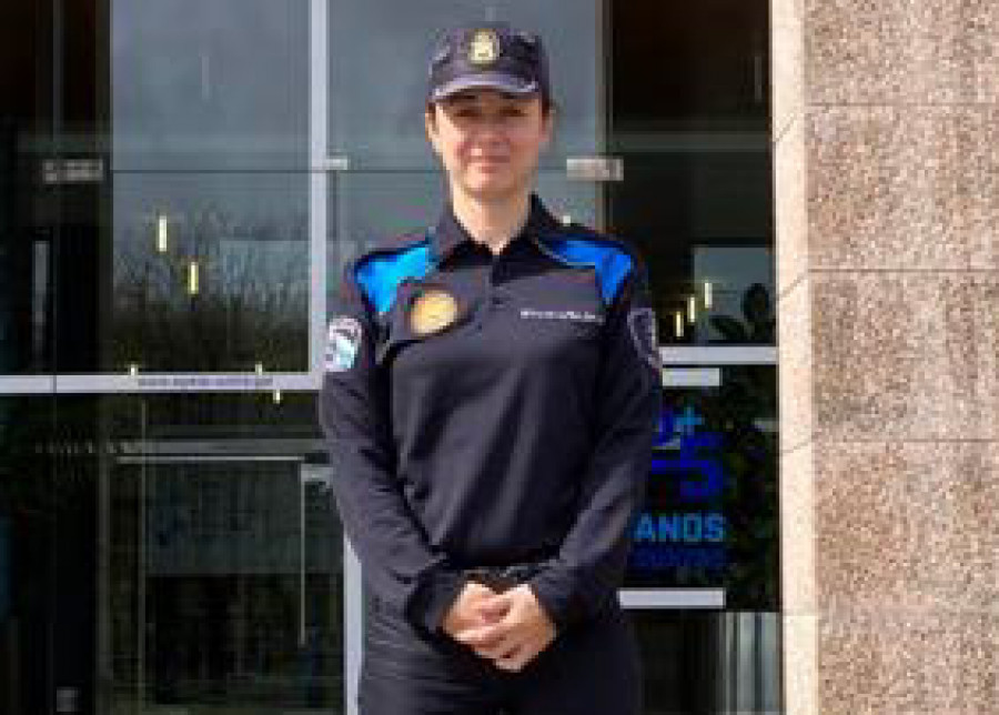 Lucía Couto se convierte en la primera policía local de la comarca que es nombrada oficial de ese cuerpo en Ribeira