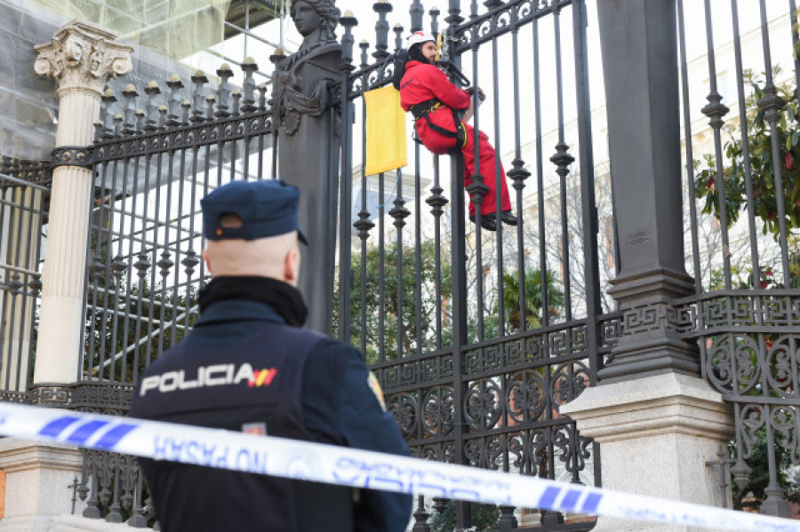 La Policía desaloja a los activistas de Geenpeace tras cuatro horas de protesta en el Ministerio de Agricultura