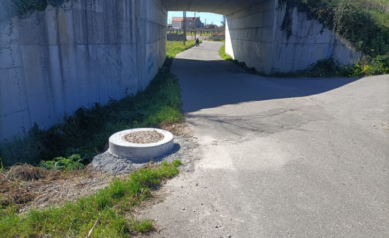 Pode alerta del peligro de arquetas elevadas en una carretera de Vilariño