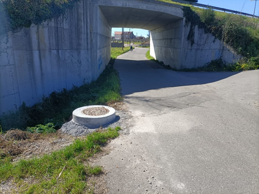 Pode alerta del peligro de arquetas elevadas en una carretera de Vilariño