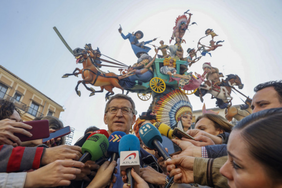 Feijóo visita las Fallas de Valencia con la “ilusión” de volver a las de 2024 “como presidente”