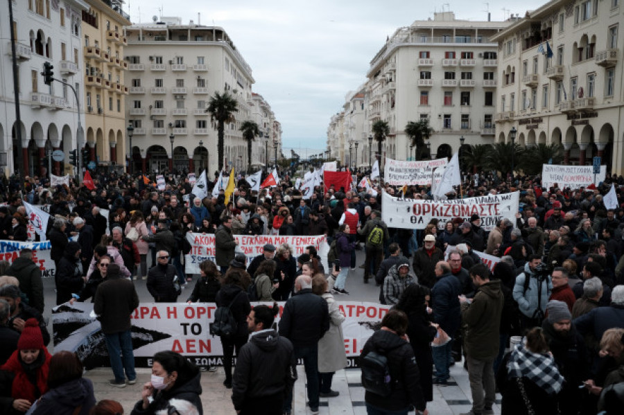 El Gobierno griego enfrenta masivas protestas ciudadanas por el accidente de tren que dejó 57 muertos