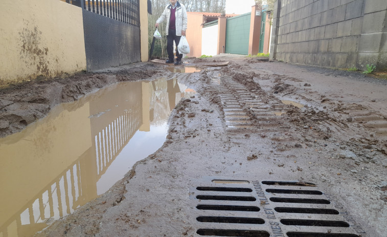El Concello dice que la Rúa Sidreiras quedó lista provisionalmente para circular, pero maquinaria pesada la deterioró