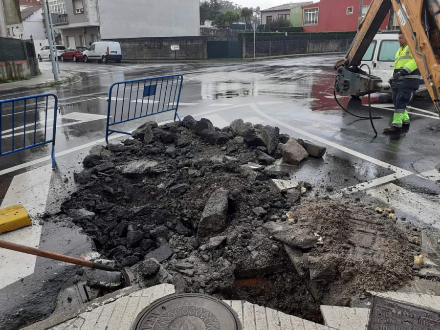 Una avería en la red de agua de la calle Rosalía de Castro de O Grove deja sin suministro a numerosos vecinos