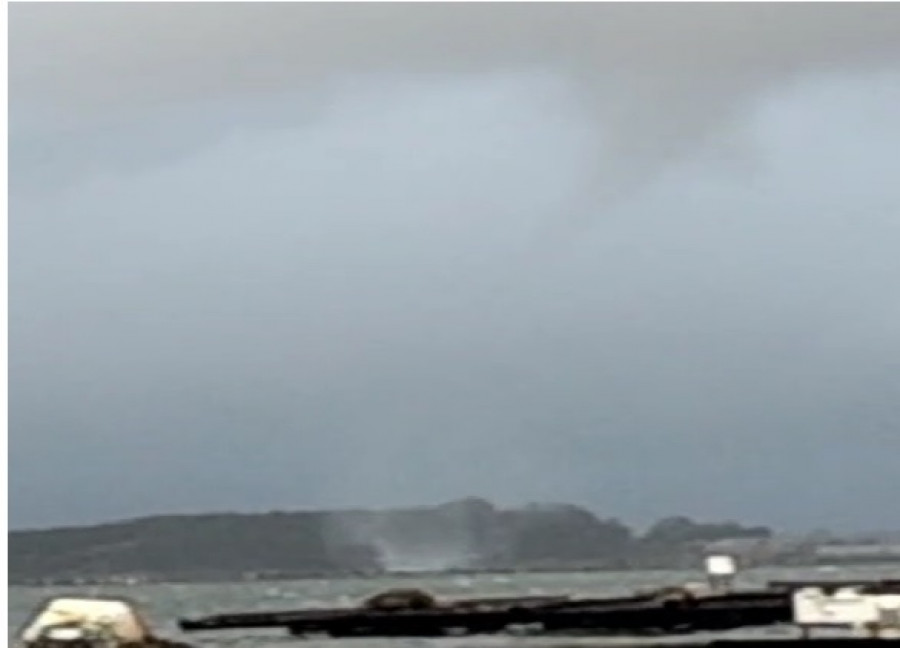 Captan en vídeo este tornado en A Illa de Arousa
