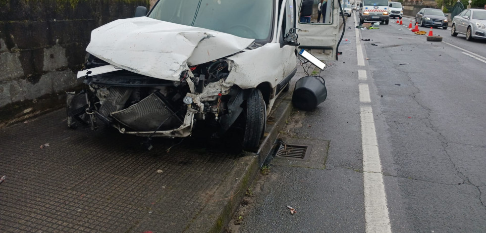 Localizan a un conductor herido que huyó tras una salida de vía contra un muro