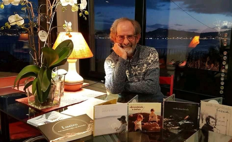 O escritor vigués Santiago Ferragud presentará en Cambados 