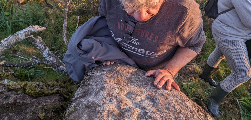 Vecinos de Amil descubren petroglifos sin catalogar en la zona prevista para el parque eólico
